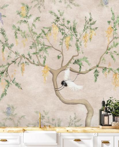 Arbre en croissance de style oriental avec un fond crème clair, des fleurs vertes et jaunes et un papier peint chinoiserie avec des grues blanches