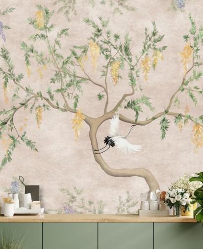 Papel pintado chino de árbol en crecimiento de estilo oriental con fondo crema claro, flores verdes y amarillas y pájaros grulla blancos