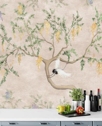 Árvore em crescimento de estilo oriental com fundo creme claro, flores verdes e amarelas e papel de parede chinoiserie de pássaros guindastes brancos Árvore em crescimento de estilo oriental com fundo creme claro, flores verdes e amarelas e papel de parede chinoiserie de pássaros guindastes brancos