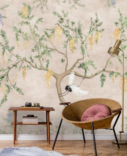 Papel pintado chino de árbol en crecimiento de estilo oriental con fondo crema claro, flores verdes y amarillas y pájaros grulla blancos