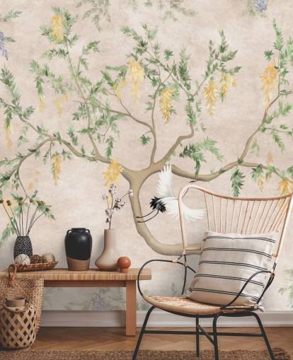 Papel pintado chino de árbol en crecimiento de estilo oriental con fondo crema claro, flores verdes y amarillas y pájaros grulla blancos