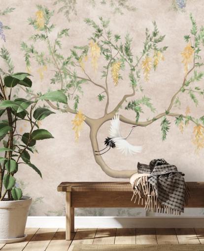 Albero che cresce in stile orientale con sfondo crema chiaro, fiori verdi e gialli e carta da parati bianca con gru, uccellini a cineseria
