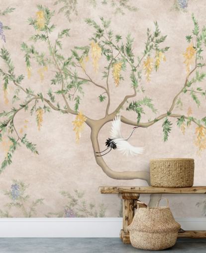 Itämaiseen tyyliin kasvava puu vaalealla kermalla taustalla, vihreät ja keltaiset kukat ja valkoinen nosturi linnut chinoiserie tapetti