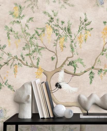 Orientalisk stil växande träd med en ljus grädde bakgrund, gröna och gula blommor och vita kranfåglar chinoiserie tapet