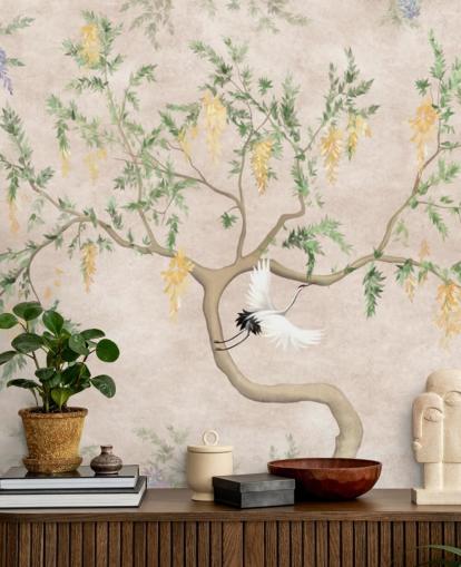 Orientalisk stil växande träd med en ljus grädde bakgrund, gröna och gula blommor och vita kranfåglar chinoiserie tapet