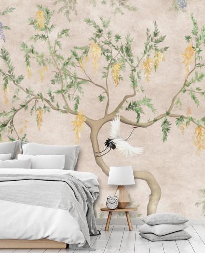 Arbre en croissance de style oriental avec un fond crème clair, des fleurs vertes et jaunes et un papier peint chinoiserie avec des grues blanches Arbre en croissance de style oriental avec un fond crème clair, des fleurs vertes et jaunes et un papier peint chinoiserie avec des grues blanches