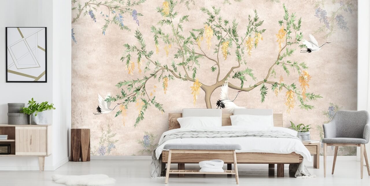 Papel pintado chino de árbol en crecimiento de estilo oriental con fondo crema claro, flores verdes y amarillas y pájaros grulla blancos