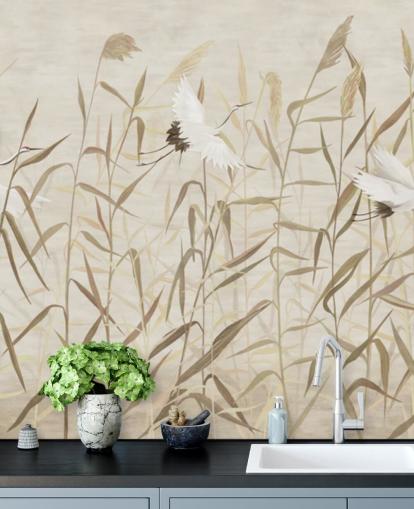 garças voadoras entre juncos papel de parede