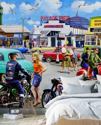 motociclistas e menina por estrada perto do cais em brighton wallpaper