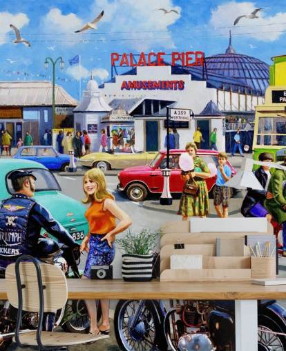 moteros y chica por carretera cerca del muelle en Brighton fondo de pantalla