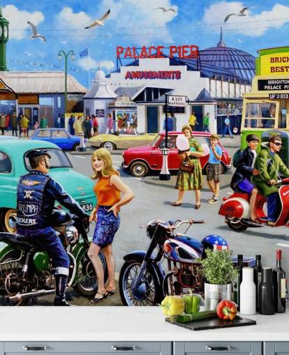 moteros y chica por carretera cerca del muelle en Brighton fondo de pantalla