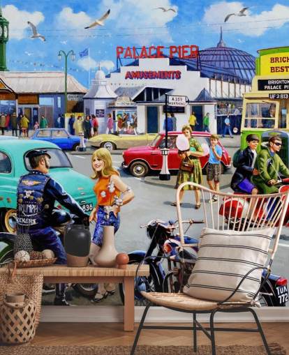 Biker und Mädchen auf der Straße in der Nähe des Piers in Brighton Tapete