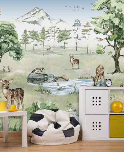 carta da parati con animali del bosco con montagne, alberi e rocce