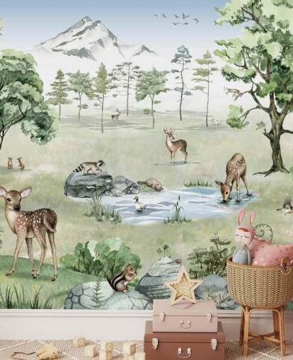 Waldtiere mit Bergen, Bäumen und Felsen als Tapete