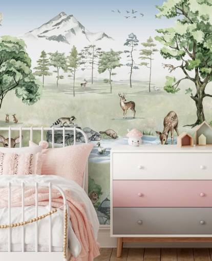 skogsdyr med fjell, trær og steiner tapet