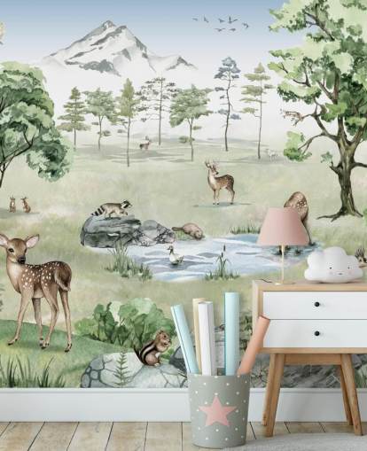 papel pintado de animales del bosque con montañas, árboles y rocas