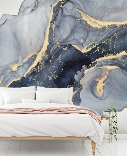 mural de papel de parede de mármore personalizável em azul escuro e dourado chamado Beautiful Blue para cozinhas ou banheiros