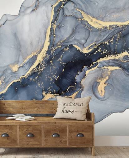 mural de papel de parede de mármore personalizável em azul escuro e dourado chamado Beautiful Blue para cozinhas ou banheiros