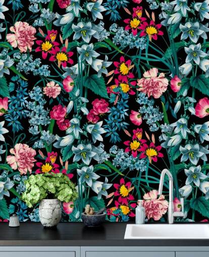 papel pintado de flores de colores sobre fondo oscuro