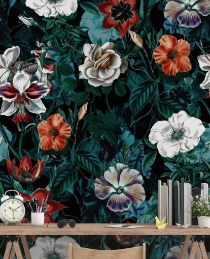 weiße und rote Blumen auf grünem Hintergrund