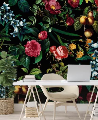 mörk blommig tapet med gröna blad