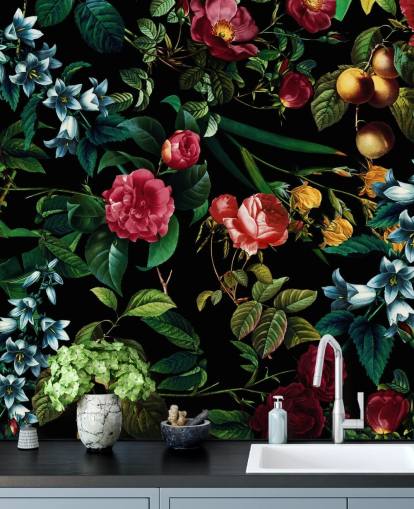 dunkle Blumentapete mit grünen Blättern dunkle Blumentapete mit grünen Blättern