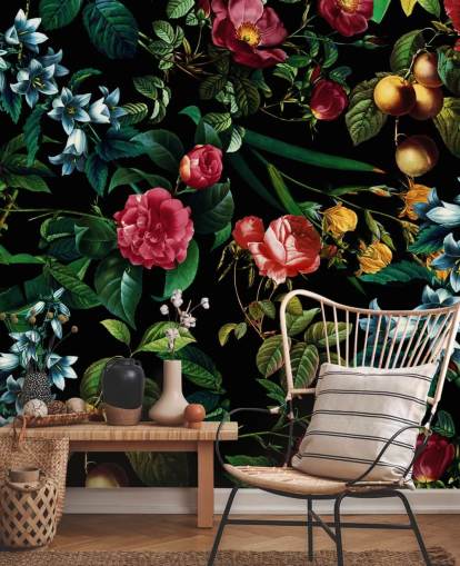 dunkle Blumentapete mit grünen Blättern