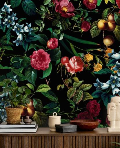 dunkle Blumentapete mit grünen Blättern