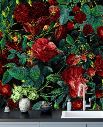 carta da parati rosso rubino rose e foglie verdi