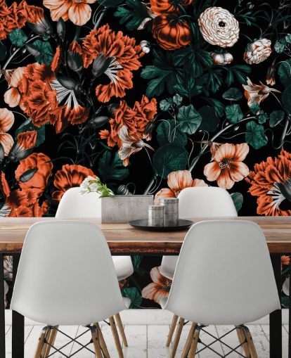 rote Blumen auf dunklem Hintergrund