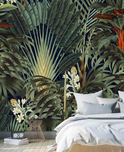 mural de papel pintado de hojas de palma verdes y flores anaranjadas de la jungla llamado Palm Jungle de Burcu Korkmazyurek para dormitorios