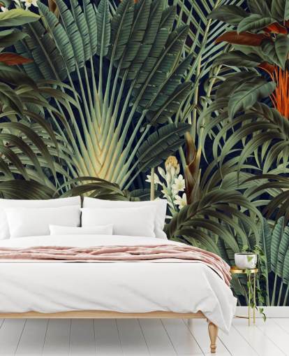 grønne palmeblade og orange blomsterjungle tapetmaleri kaldet Palm Jungle af Burcu Korkmazyurek til soveværelser