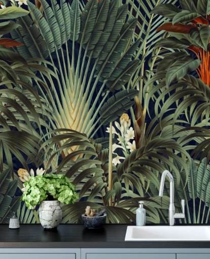 groene palmbladeren en oranje bloemenjungle behangmuurschildering genaamd Palm Jungle van Burcu Korkmazyurek voor slaapkamers groene palmbladeren en oranje bloemenjungle behangmuurschildering genaamd Palm Jungle van Burcu Korkmazyurek voor slaapkamers