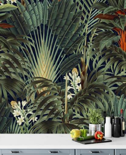 Wandtapete mit grünen Palmenblättern und orangefarbenen Blumen im Dschungel namens Palm Jungle von Burcu Korkmazyurek für Schlafzimmer