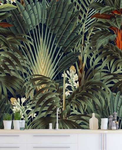 Wandtapete mit grünen Palmenblättern und orangefarbenen Blumen im Dschungel namens Palm Jungle von Burcu Korkmazyurek für Schlafzimmer