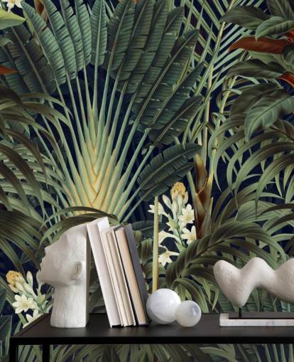 carta da parati murale con foglie di palma verdi e giungla floreale arancione chiamata Palm Jungle di Burcu Korkmazyurek per camere da letto