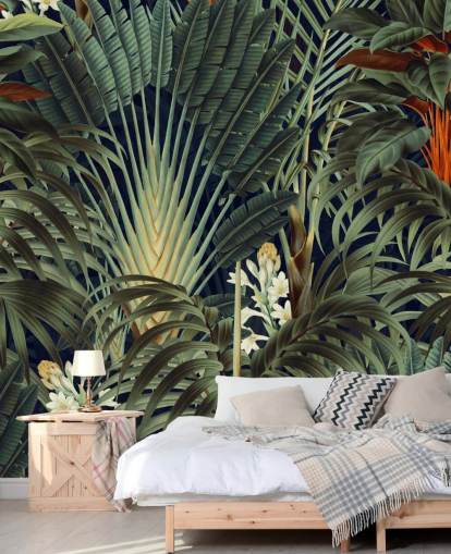 grønne palmeblader og oransje blomsterjungel tapetmaleri kalt Palm Jungle av Burcu Korkmazyurek for soverom