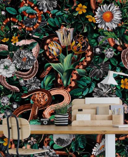 papel de parede floral escuro e padrão de cobra