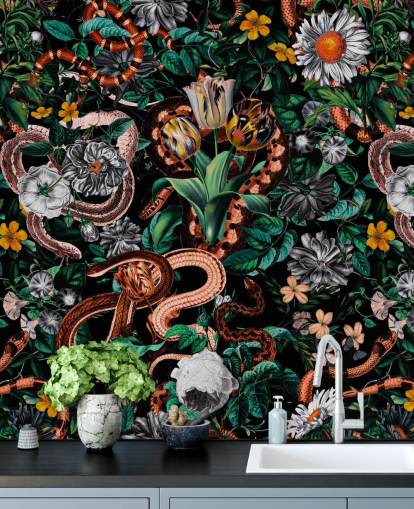 behang met donkere bloemen- en slangenpatroon