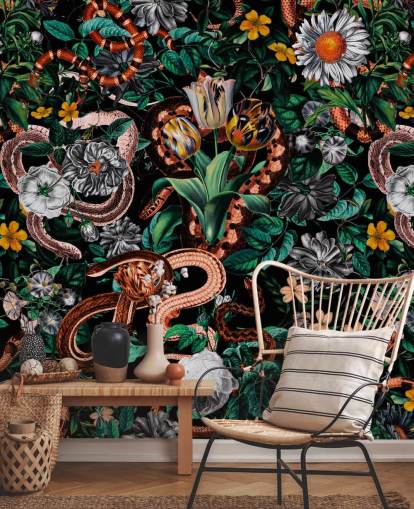 behang met donkere bloemen- en slangenpatroon