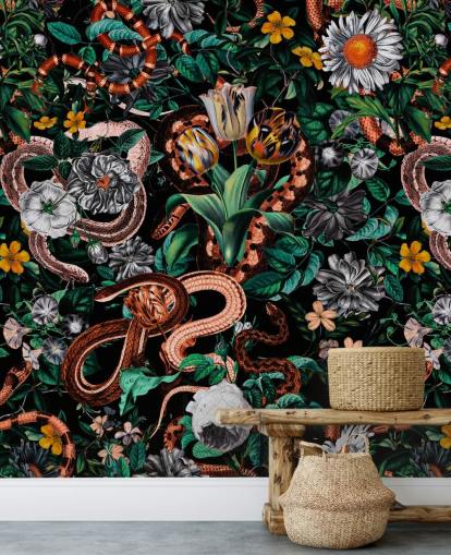 papel pintado floral oscuro y estampado de serpiente