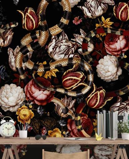 donker bloemen- en slangenbehang