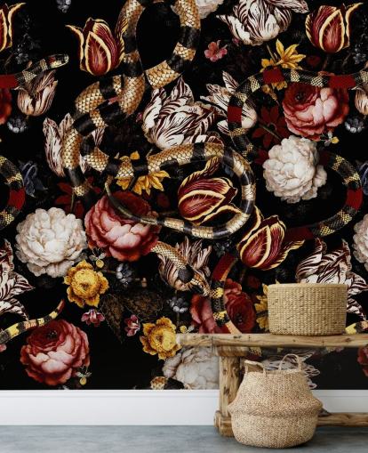 donker bloemen- en slangenbehang