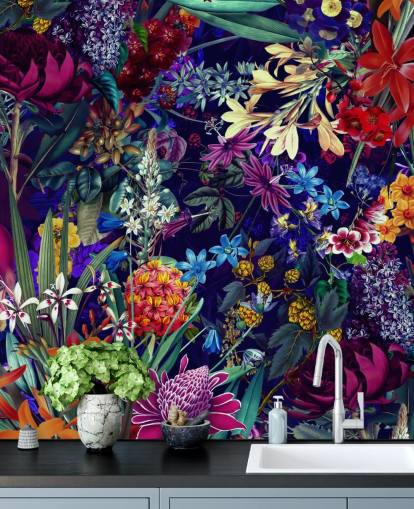 mørke blomster og farverige tapet