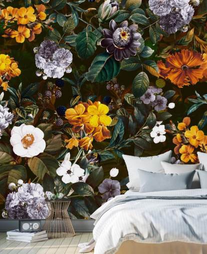 gele bloemen tegen donkere bloemen behang