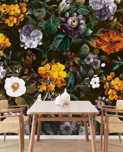 gele bloemen tegen donkere bloemen behang