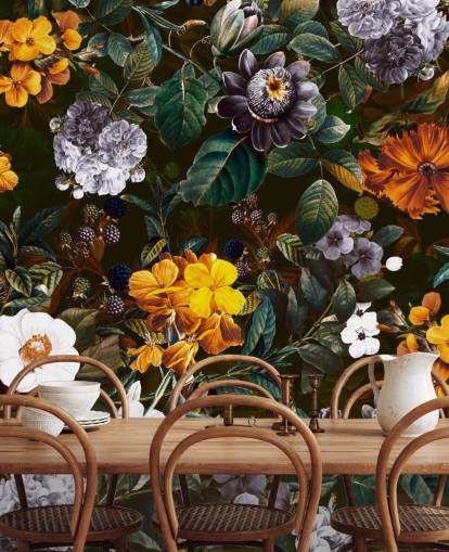 gelbe Blumen vor dunklen Blumen Tapete