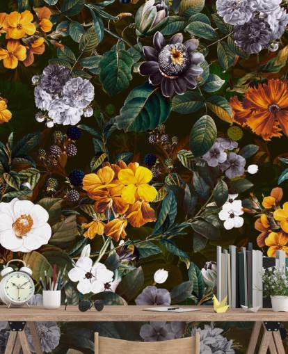 gele bloemen tegen donkere bloemen behang