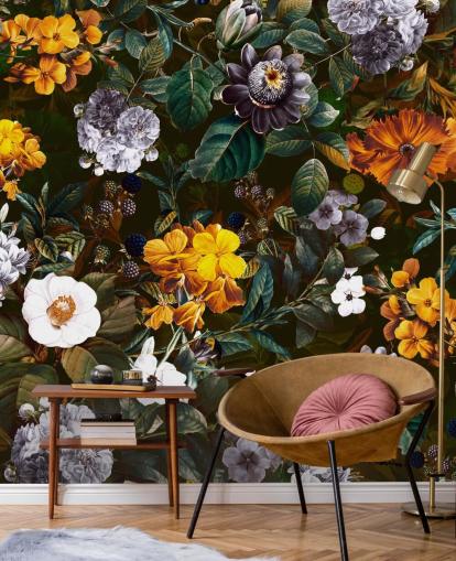 gele bloemen tegen donkere bloemen behang