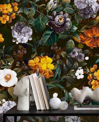 gelbe Blumen vor dunklen Blumen Tapete